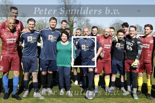 Utrecht 27 maart 2022
Bij voetbalclub DHSC in Utrecht wordt een dag georganiseerd waar geld opgehaald wordt voor Ukraine. Wesley Sneijder Mart Hoogkamer Evgeniy Levchenko Djarno Hofland Juvat Westendorp Koen Weijland Noa Zeeuw Glenn Helder ea spelen oa mee.