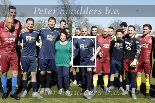Utrecht 27 maart 2022
Bij voetbalclub DHSC in Utrecht wordt een dag georganiseerd waar geld opgehaald wordt voor Ukraine. Wesley Sneijder Mart Hoogkamer Evgeniy Levchenko Djarno Hofland Juvat Westendorp Koen Weijland Noa Zeeuw Glenn Helder ea spelen oa mee.