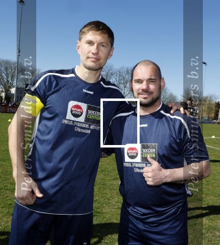 Utrecht 27 maart 2022
Bij voetbalclub DHSC in Utrecht wordt een dag georganiseerd waar geld opgehaald wordt voor Ukraine. Wesley Sneijder Mart Hoogkamer Evgeniy Levchenko Djarno Hofland Juvat Westendorp Koen Weijland Noa Zeeuw Glenn Helder ea spelen oa mee.