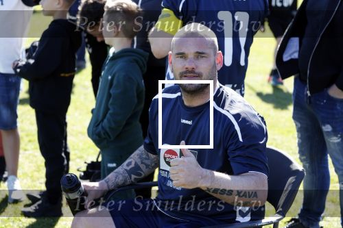 Utrecht 27 maart 2022
Bij voetbalclub DHSC in Utrecht wordt een dag georganiseerd waar geld opgehaald wordt voor Ukraine. Wesley Sneijder Mart Hoogkamer Evgeniy Levchenko Djarno Hofland Juvat Westendorp Koen Weijland Noa Zeeuw Glenn Helder ea spelen oa mee.