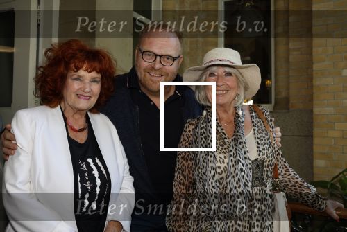 Amsterdam 1 juli 2022
Onthulling kunstwerk met daarop Willy Alberti en Johnny Kraaijkamp bij hotel Americain.
Aanwezig de kinderen Tonny Alberti en Willeke Alberti en Johnny Kraaijkamp en Sanne Kraaijkamp. Willeke met Frits Huffnagel en Imca Marina