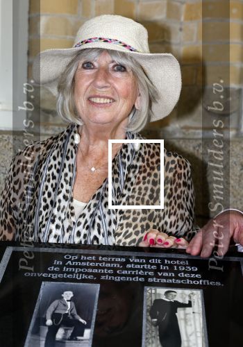 Amsterdam 1 juli 2022
Onthulling kunstwerk met daarop Willy Alberti en Johnny Kraaijkamp bij hotel Americain.
Aanwezig de kinderen Tonny Alberti en Willeke Alberti en Johnny Kraaijkamp en Sanne Kraaijkamp. Willeke met Frits Huffnagel en Imca Marina
