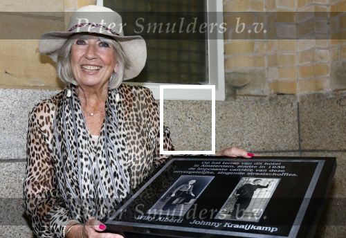 Amsterdam 1 juli 2022
Onthulling kunstwerk met daarop Willy Alberti en Johnny Kraaijkamp bij hotel Americain.
Aanwezig de kinderen Tonny Alberti en Willeke Alberti en Johnny Kraaijkamp en Sanne Kraaijkamp. Willeke met Frits Huffnagel en Imca Marina