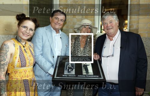 Amsterdam 1 juli 2022
Onthulling kunstwerk met daarop Willy Alberti en Johnny Kraaijkamp bij hotel Americain.
Aanwezig de kinderen Tonny Alberti en Willeke Alberti en Johnny Kraaijkamp en Sanne Kraaijkamp