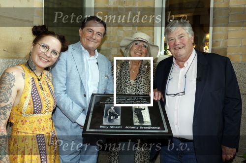 Amsterdam 1 juli 2022
Onthulling kunstwerk met daarop Willy Alberti en Johnny Kraaijkamp bij hotel Americain.
Aanwezig de kinderen Tonny Alberti en Willeke Alberti en Johnny Kraaijkamp en Sanne Kraaijkamp