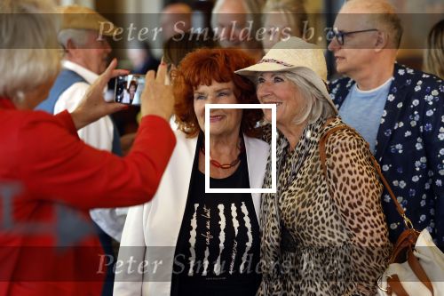 Amsterdam 1 juli 2022
Onthulling kunstwerk met daarop Willy Alberti en Johnny Kraaijkamp bij hotel Americain.
Aanwezig de kinderen Tonny Alberti en Willeke Alberti en Johnny Kraaijkamp en Sanne Kraaijkamp. Willeke en Imca Marina