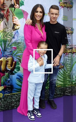 Amsterdam 3 juli 2022
Premiere de Grote slijmfilm in pathe Arena .
Yolanthe Cabau v Kasbergen kwam met haar zoontje Xess Xava en Jessey Sneijder