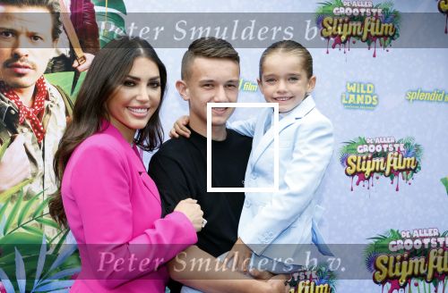 Amsterdam 3 juli 2022
Premiere de Grote slijmfilm in pathe Arena .
Yolanthe Cabau v Kasbergen kwam met haar zoontje Xess Xava en Jessey Sneijder