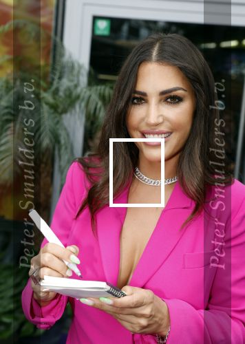 Amsterdam 3 juli 2022
Premiere de Grote slijmfilm in pathe Arena .
Yolanthe Cabau v Kasbergen kwam met haar zoontje Xess Xava en Jessey Sneijder
