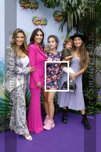 Amsterdam 3 juli 2022
Premiere de Grote slijmfilm in pathe Arena .
Yolanthe Cabau v Kasbergen kwam met haar zoontje Xess Xava en Jessey Sneijder. Ook haar zussen Rebecca Cabau v Kasbergen en Selly zijn aanwezig