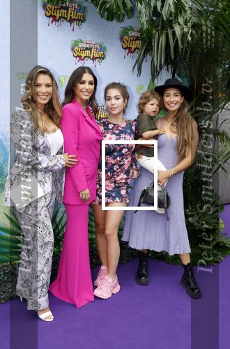 Amsterdam 3 juli 2022
Premiere de Grote slijmfilm in pathe Arena .
Yolanthe Cabau v Kasbergen kwam met haar zoontje Xess Xava en Jessey Sneijder. Ook haar zussen Rebecca Cabau v Kasbergen en Selly zijn aanwezig