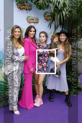 Amsterdam 3 juli 2022
Premiere de Grote slijmfilm in pathe Arena .
Yolanthe Cabau v Kasbergen kwam met haar zoontje Xess Xava en Jessey Sneijder. Ook haar zussen Rebecca Cabau v Kasbergen en Selly zijn aanwezig
