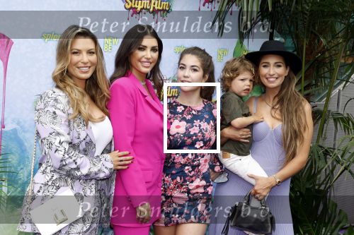 Amsterdam 3 juli 2022
Premiere de Grote slijmfilm in pathe Arena .
Yolanthe Cabau v Kasbergen kwam met haar zoontje Xess Xava en Jessey Sneijder. Ook haar zussen Rebecca Cabau v Kasbergen en Selly zijn aanwezig