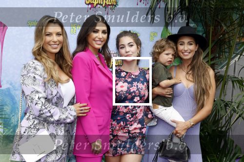 Amsterdam 3 juli 2022
Premiere de Grote slijmfilm in pathe Arena .
Yolanthe Cabau v Kasbergen kwam met haar zoontje Xess Xava en Jessey Sneijder. Ook haar zussen Rebecca Cabau v Kasbergen en Selly zijn aanwezig