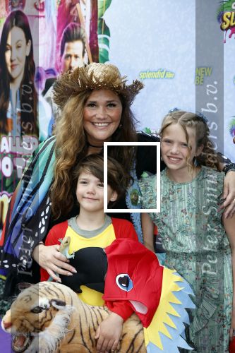 Amsterdam 3 juli 2022
Premiere de Grote slijmfilm in pathe Arena .
Yolanthe Cabau v Kasbergen  haar zus