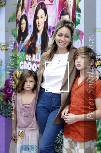 Amsterdam 3 juli 2022
Premiere de Grote slijmfilm in pathe Arena .
Zangeres Do (Dominique v Hulst) met kinderen