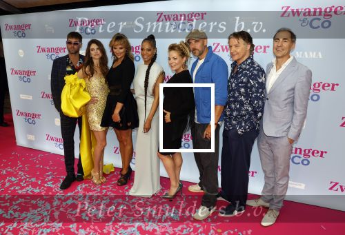 Amsterdam 25 juni 2022
Premiere zwanger en Co in Tuschinski . Cast  V.l.n.r. Manuel Broekman, Bo Maerten, Lieke van Lexmond, Maaike Martens, Carolina Dijkhuizen, Thom Hoffman en Johan Nijenhuis