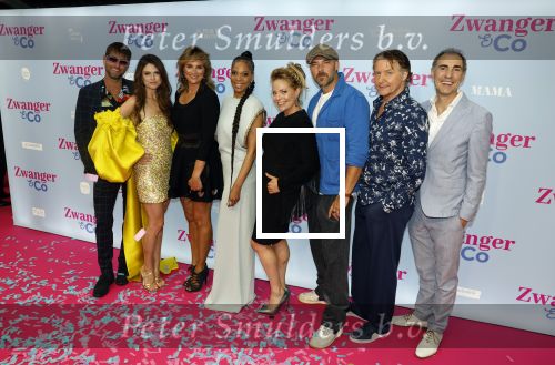 Amsterdam 25 juni 2022
Premiere zwanger en Co in Tuschinski . Cast  V.l.n.r. Manuel Broekman, Bo Maerten, Lieke van Lexmond, Maaike Martens, Carolina Dijkhuizen, Thom Hoffman en Johan Nijenhuis
