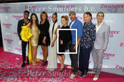 Amsterdam 25 juni 2022
Premiere zwanger en Co in Tuschinski . Cast  V.l.n.r. Manuel Broekman, Bo Maerten, Lieke van Lexmond, Maaike Martens, Carolina Dijkhuizen, Thom Hoffman en Johan Nijenhuis