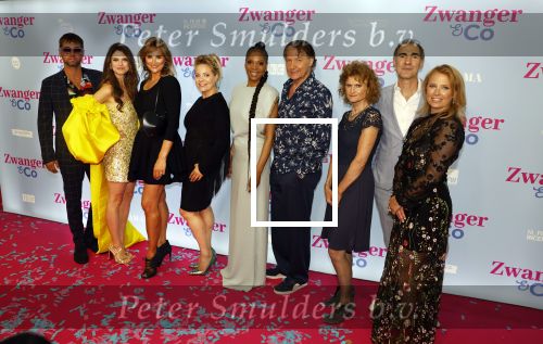 Amsterdam 25 juni 2022
Premiere zwanger en Co in Tuschinski . Cast  V.l.n.r. Manuel Broekman, Bo Maerten, Lieke van Lexmond, Maaike Martens, Carolina Dijkhuizen, Thom Hoffman en Johan Nijenhuis