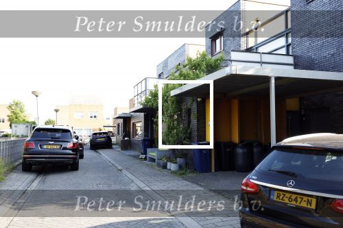 Almere 4 juni 2023
Bij Ali B voor de deur van zijn huis zijn s nachts 2 autos uitgebrand. Een Mercedes AKlasse en een Range Rover Sport . De Bentley Bentega van Ali B had geen schade