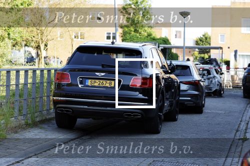 Almere 4 juni 2023
Bij Ali B voor de deur van zijn huis zijn s nachts 2 autos uitgebrand. Een Mercedes AKlasse en een Range Rover Sport . De Bentley Bentega van Ali B had geen schade