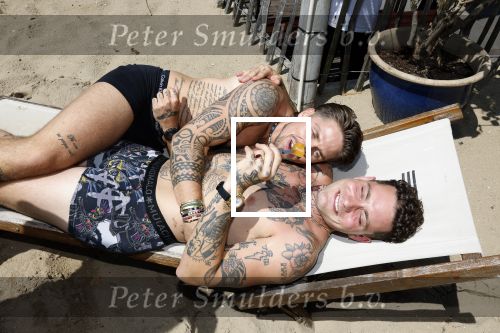 Amsterdam 21 juni 2023
Andre Hazes en Douwe Bob liggen samen in hun onderbroek te zonnen op een ligbed bij Strand Zuid.