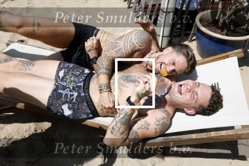 Amsterdam 21 juni 2023
Andre Hazes en Douwe Bob liggen samen in hun onderbroek te zonnen op een ligbed bij Strand Zuid.