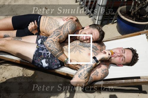 Amsterdam 21 juni 2023
Andre Hazes en Douwe Bob liggen samen in hun onderbroek te zonnen op een ligbed bij Strand Zuid.