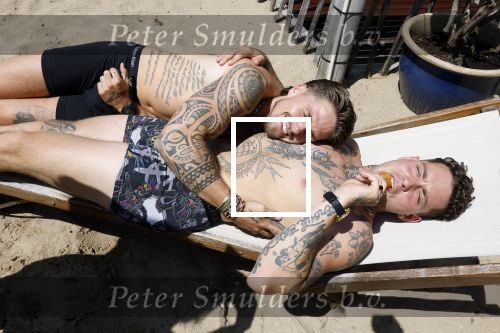 Amsterdam 21 juni 2023
Andre Hazes en Douwe Bob liggen samen in hun onderbroek te zonnen op een ligbed bij Strand Zuid.