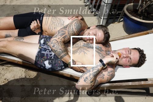 Amsterdam 21 juni 2023
Andre Hazes en Douwe Bob liggen samen in hun onderbroek te zonnen op een ligbed bij Strand Zuid.