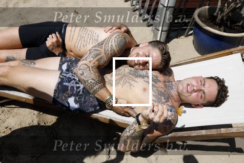 Amsterdam 21 juni 2023
Andre Hazes en Douwe Bob liggen samen in hun onderbroek te zonnen op een ligbed bij Strand Zuid.