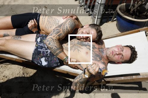 Amsterdam 21 juni 2023
Andre Hazes en Douwe Bob liggen samen in hun onderbroek te zonnen op een ligbed bij Strand Zuid.