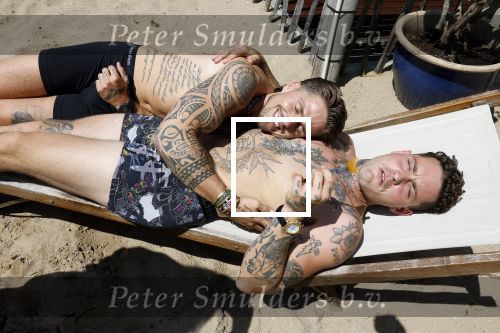 Amsterdam 21 juni 2023
Andre Hazes en Douwe Bob liggen samen in hun onderbroek te zonnen op een ligbed bij Strand Zuid.