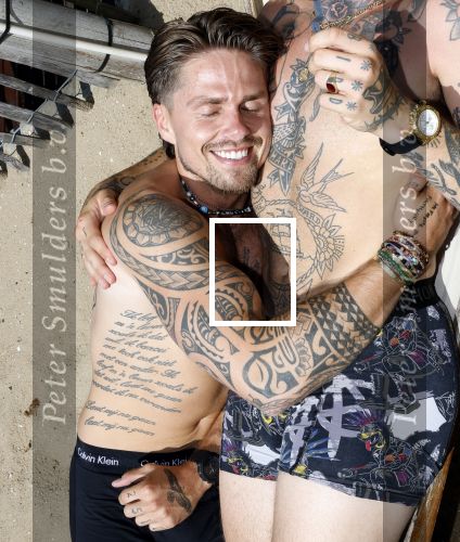 Amsterdam 21 juni 2023
Andre Hazes en Douwe Bob liggen samen in hun onderbroek te zonnen op een ligbed bij Strand Zuid.
