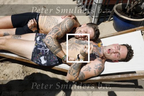 Amsterdam 21 juni 2023
Andre Hazes en Douwe Bob liggen samen in hun onderbroek te zonnen op een ligbed bij Strand Zuid.