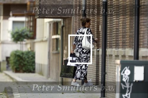 Amsterdam 8 juni 2023
Astrid Joosten arriveert thuis na shoppen .
