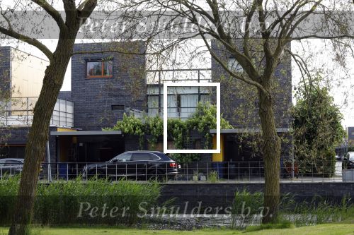 Almere 5 juni 2023
Bij Ali B in de straat zijn 2 auto\'s in de brand gestoken . De Politie komt een kijkje nemen.
Ali B zijn Bentley staat voor zijn huis.