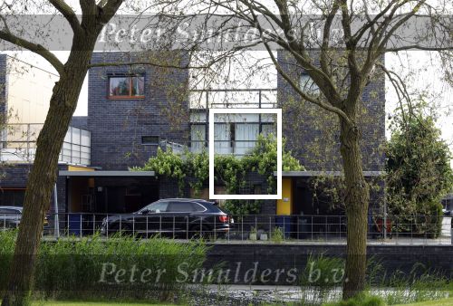 Almere 5 juni 2023
Bij Ali B in de straat zijn 2 auto\'s in de brand gestoken . De Politie komt een kijkje nemen.
Ali B zijn Bentley staat voor zijn huis.