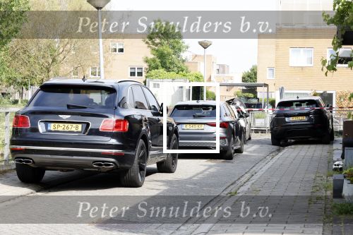 Almere 5 juni 2023
Bij Ali B in de straat zijn 2 auto\'s in de brand gestoken . De Politie komt een kijkje nemen.
Ali B zijn Bentley staat voor zijn huis.