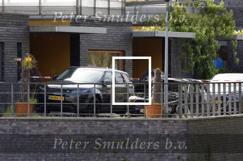 Almere 5 juni 2023
Bij Ali B in de straat zijn 2 auto\'s in de brand gestoken . De Politie komt een kijkje nemen.
Ali B zijn Bentley staat voor zijn huis.