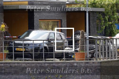Almere 5 juni 2023
Bij Ali B in de straat zijn 2 auto\'s in de brand gestoken . De Politie komt een kijkje nemen.
Ali B zijn Bentley staat voor zijn huis.