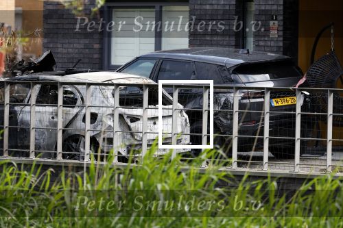 Almere 5 juni 2023
Bij Ali B in de straat zijn 2 auto\'s in de brand gestoken . De Politie komt een kijkje nemen.
Ali B zijn Bentley staat voor zijn huis.