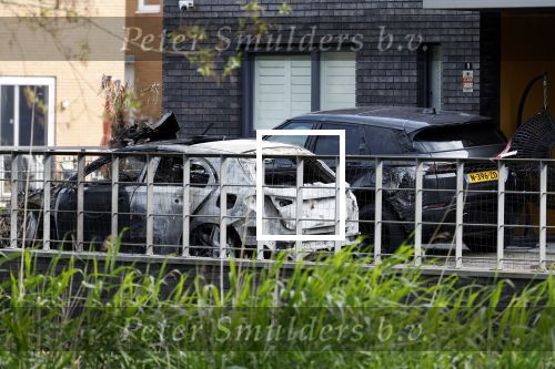 Almere 5 juni 2023
Bij Ali B in de straat zijn 2 auto\'s in de brand gestoken . De Politie komt een kijkje nemen.
Ali B zijn Bentley staat voor zijn huis.