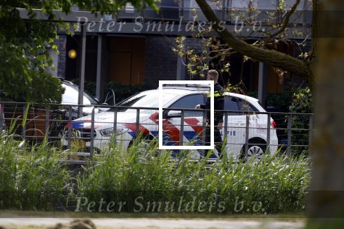 Almere 5 juni 2023
Bij Ali B in de straat zijn 2 auto\'s in de brand gestoken . De Politie komt een kijkje nemen.
Ali B zijn Bentley staat voor zijn huis.