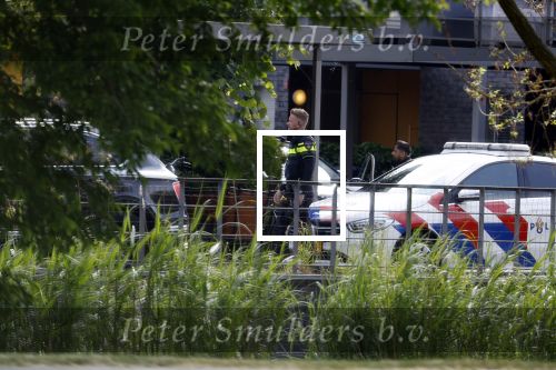 Almere 5 juni 2023
Bij Ali B in de straat zijn 2 auto\'s in de brand gestoken . De Politie komt een kijkje nemen.
Ali B zijn Bentley staat voor zijn huis.