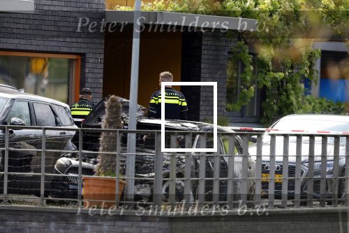 Almere 5 juni 2023
Bij Ali B in de straat zijn 2 auto\'s in de brand gestoken . De Politie komt een kijkje nemen.
Ali B zijn Bentley staat voor zijn huis.