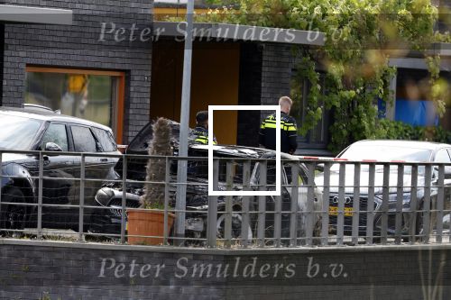 Almere 5 juni 2023
Bij Ali B in de straat zijn 2 auto\'s in de brand gestoken . De Politie komt een kijkje nemen.
Ali B zijn Bentley staat voor zijn huis.