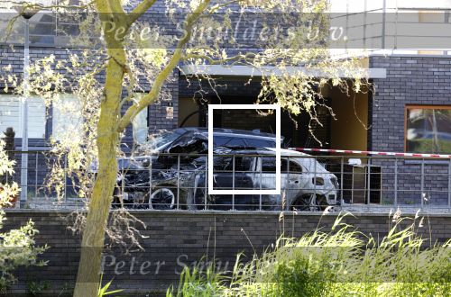 Almere 4 juni 2023
Bij Ali B voor de deur van zijn huis zijn s nachts 2 autos uitgebrand. Een Mercedes AKlasse en een Range Rover Sport . De Bentley Bentega van Ali B had geen schade