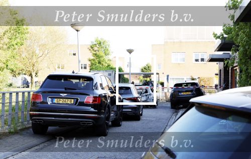 Almere 4 juni 2023
Bij Ali B voor de deur van zijn huis zijn s nachts 2 autos uitgebrand. Een Mercedes AKlasse en een Range Rover Sport . De Bentley Bentega van Ali B had geen schade